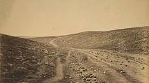 Údolí stínu smrti podruhé (Krymská válka, 1855). Pionýr válečné fotografie Roger Fenton. Vznikly dva snímky - cesta plná dělostřeleckých koulí a cesta bez nich