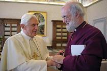 Papež Benedikt XVI. se zdraví s arcibiskupem z Canterbury Rowanem Williamsem během jejich setkání ve Vatikánu.