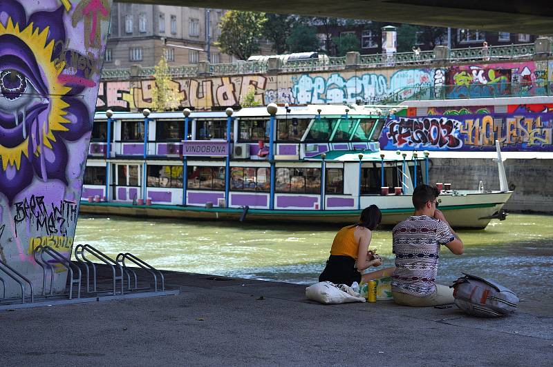 Dunajský kanál. Vídeň v letních vedrech.