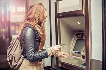 Použít kartu z nalezené peněženky třeba k výběru z bankomatu je trestný čin.