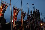 Britské vlajky u Westminsterského paláce v Londýně.
