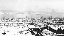 Halifax dva dny po explozi. Pohled směřuje  k Dartmouthské straně přístavu. Loď Imo, jejíž srážka s muniční lodí Mont-Blanc byla příčinou katastrofy, je vidět na mělčině na druhé straně přístavu