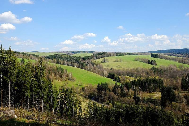 Chráněná krajinná oblast Slavkovský les se rozkládá v trojúhelníku lázeňských měst Karlovy Vary, Mariánské Lázně a Františkovy Lázně.
