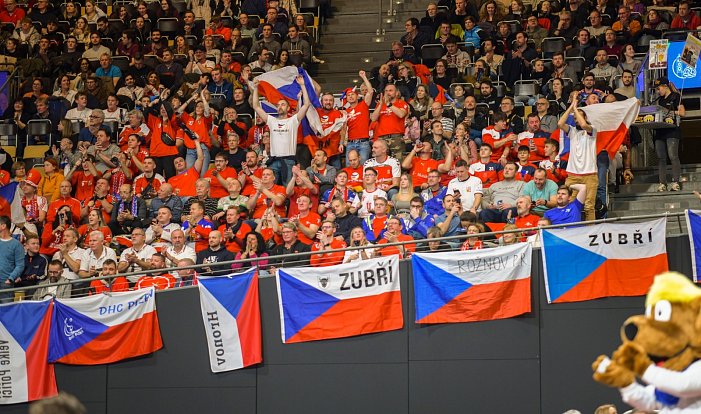 Čeští fanoušci v olympijské hale během utkání s Dánskem (14:23).