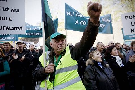Odboráři z těžařské firmy Czech Coal demonstrovali 31. října před Úřadem vlády v Praze proti novele horního zákona.