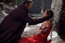 BÍDNÍCI. Fantine a Jean Valjean (Anne Hathaway a Hugh Jackman). 