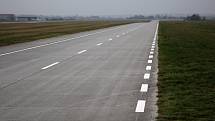 K dispozici byla dvoukilometrová pojezdová dráha na letišti v Hoškovicích