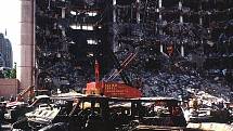 Místo hrůzy dva dny poté. Takhle poškodila bomba Timthyho McVeigha a jeho kompliců federální budovu v Oklahoma City. Při útoku zemřelo 168 lidí, šlo o nejhrůznější teroristický čin do 11. září 2001