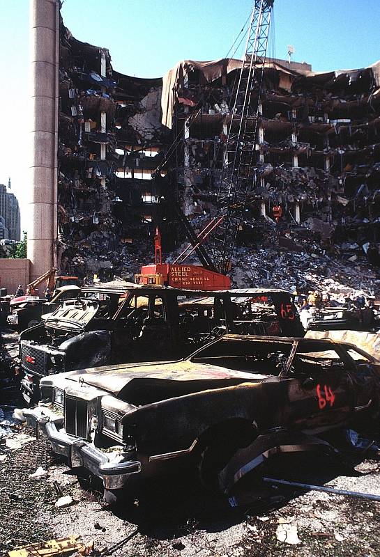 Místo hrůzy dva dny poté. Takhle poškodila bomba Timthyho McVeigha a jeho kompliců federální budovu v Oklahoma City. Při útoku zemřelo 168 lidí, šlo o nejhrůznější teroristický čin do 11. září 2001