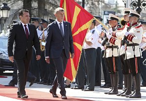 Premiér Andrej Babiš (vpravo) se svým protějškem Zoranem Zaevem ze Severní Makedonie při setkání ve Skopje.