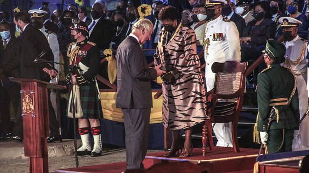 Prezidentka Sandra Masonová (uprostřed) a britský princ Charles