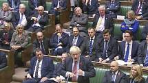 Britský premiér Boris Johnson ve sněmovně.