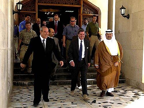 Kontraktoři ze společnosi Blackwater doprovázejí jako ochranka amerického diplomata Paula Bremera v Iráku.