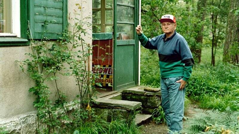 Bohumil Hrabal na chalupě v Kersku v roce 1994