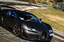 Bugatti už testuje nový Chiron, zatím jako mulu s podobou Veyronu.