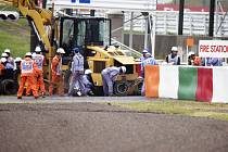 Jules Bianchi narazil ve Velké ceně Japonska do jeřábu. Jeho stav je kritický.