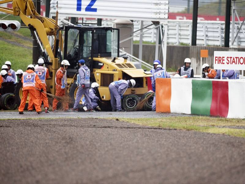 Jules Bianchi narazil ve Velké ceně Japonska do jeřábu. Jeho stav je kritický.