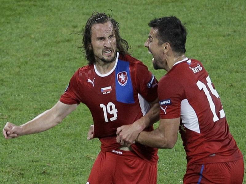 Čeští fotbalisté Petr Jiráček (vlevo) a Milan Baroš se radují z gólu proti Polsku.