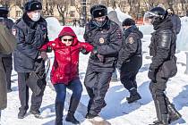 Policie v Chabarovsku zatýká ženu, která protestuje proti uvěznění opozičního předáka Alexeje Navalného