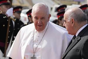 Papež František po příletu na Maltu, vpravo maltský prezident George Vella, 2. dubna 2022.