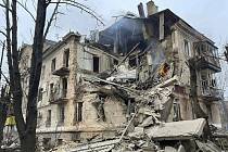 Obytná budova zasažená při ruském ostřelování ukrajinského města Kryvyj Rih, 16. prosince 2022.