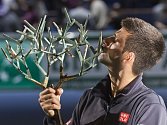 Novak Djokovič s trofejí pro vítěze turnaji Masters v Paříži.