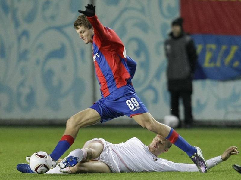 Útočník CSKA Moskva Tomáš Necid (nahoře) v zápase s Palermem.