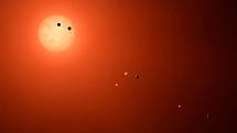 Umělecká představa sedmi kamenných exoplanet terrestrického typu vzdálených 40 světelných let od Země, které tvoří soustavu Trappist-1. Čtyři z nich se nacházejí v „obyvatelné zóně“, kde může existovat tekutá voda