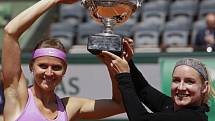 Lucie Šafářová a Bethanie Matteková-Sandsová s trofejí