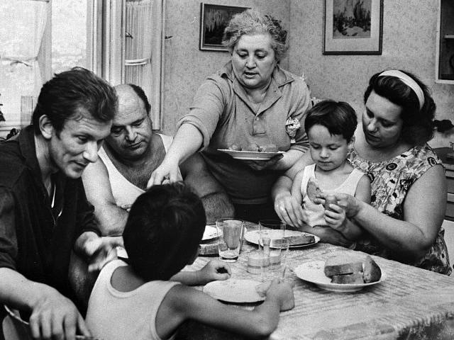 Zleva František Husák (Ludva), Josef Šebánek (děda), Marie Motlová (babi), Helena Růžičková (Heduš) a dvojčata Petr a Matěj Formanovi (Péťa a Máťa) ve filmu režiséra Jaroslava Papouška "Ecce Homo Homolka".