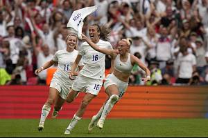 Nevšední oslava anglické fotbalistky Chloe Kellyové (vpravo) z vítězného gólu ve finále Eura.