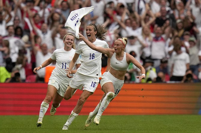 Nevšední oslava anglické fotbalistky Chloe Kellyové (vpravo) z vítězného gólu ve finále Eura.