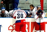 Smutek českých hokejistů po čtvrtfinálové porážce s týmem USA na domácím mistrovství světa v roce 2004