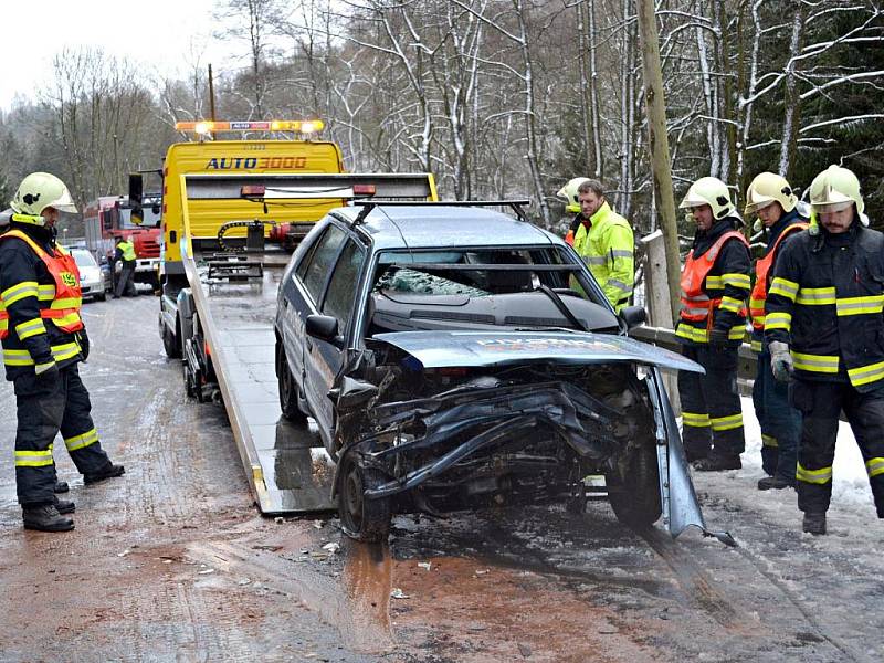 Pět zraněných si v pátek 6. ledna 2012 ráno vyžádala čelní srážka dvou osobních aut na silnici z Horního Slavkova směrem na Loket na Sokolovsku. Jízdu na rozbředlém sněhu tam nezvládl asi dvacetiletý mladík. V zatáčce na kluzké vozovce dostal smyk.