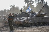 Izraelský voják u tanku poblíž hranic Pásma Gazy
