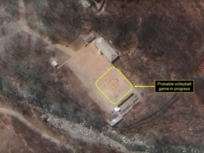 Satelitní snímek severokorejské jaderné základny s volejbalovým hřištěm..