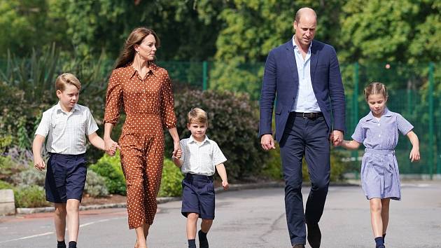 Princ George, princezna Charlotte a princ Louis v doprovodu svých rodičů vévody a vévodkyně z Cambridge.