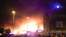 Plameny zachvátily Průmyslový palác na pražském Výstavišti