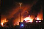 Plameny zachvátily Průmyslový palác na pražském Výstavišti