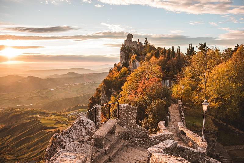 San Marino je jednou z pouhých tří enkláv na světě. Nachází se v Itálii a je pátým nejmenším státem.