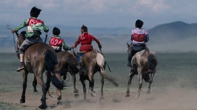 Děti, prohánějící se na koních po nekonečných mongolských stepích, sní o slávě v zemi, kde je jezdectví historickou zálibou. 