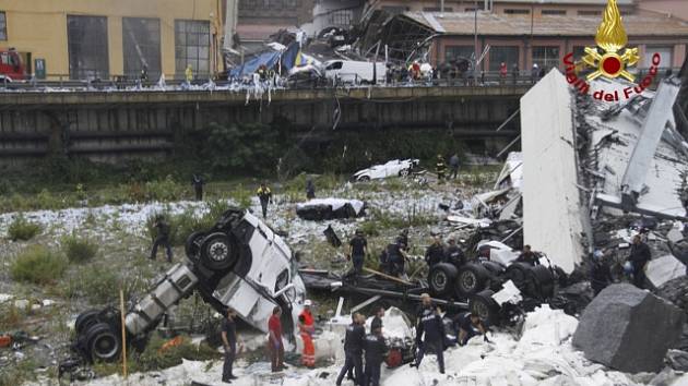 Vrak kamionu české přepravní formy Speed-it, který se zřítil s mostem v Janově. Jeho řidič Martin nehodu přežil.