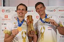 Ondřej Perušič a David Schweiner dosáhli s pomocí svého týmu na nejlepší výsledek v historii českého plážového volejbalu