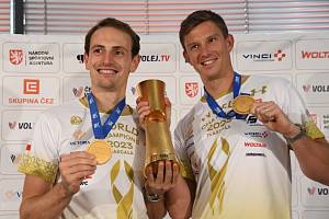 Ondřej Perušič a David Schweiner dosáhli s pomocí svého týmu na nejlepší výsledek v historii českého plážového volejbalu, v Mexiku v říjnu vyhráli světový šampionát.