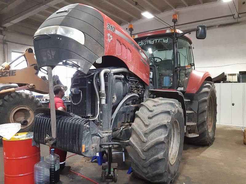 Dotace z prostředků Evropské unie umožnily zemědělcům v Bečvárech zakoupit nový moderní traktor a také dlátový kypřič půdy. Tyto stroje řídí superpřesná navigace