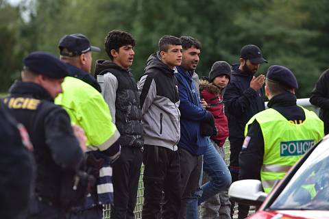 Skupinka zadržených migrantů