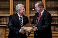 Bývalý německý prezident Joachim Gauck obdržel od rektora Univerzity Karlovy Tomáše Zimy Cenu Karla IV.
