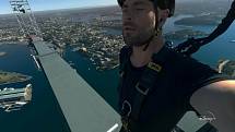 K extrémům, které Chris v tomto seriálu zažije, patří chůze po traverze široké půl metru umístěné ve výšce 275 metrů nad přístavem v Sydney. 
