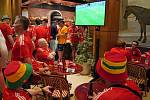 Fanoušci Walesu sledovali výkon rivala z Anglie v baru La Parisienne v Dauhá