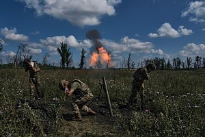 Ukrajinští vojáci střílejí z minometů na ruské pozice na frontové linii poblíž Bachmutu